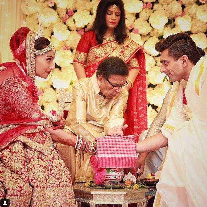 Bipasha Basu's father Hirak Basu performing the 'kanyadaan'.