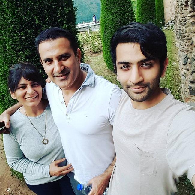 Ayushmaan Sethi: Parmeet Sethi and Archana Puran Singh's son Ayushmaan has looks to die for. Ayushmann also has a brother, Aryaman, but both of them have kept themselves away from media and social life. Archana had shared this picture on social media a while ago.