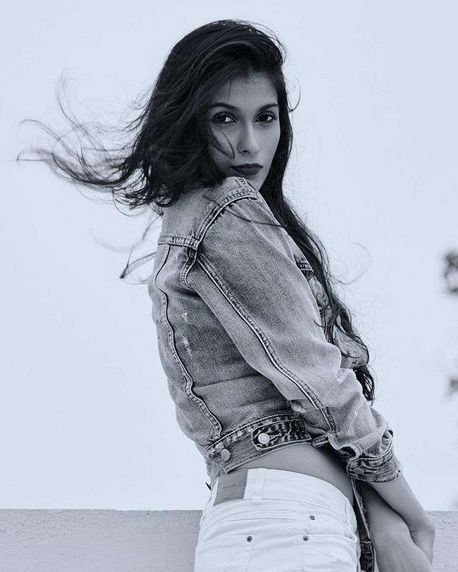 Samara Tijori: Deepak Tijori's daughter Samara prefers to stay away from the spotlight. Nevertheless, she is quite popular on social media. Samara's Instagram handle is full of her sensational pictures and the girl has managed to get dent fan following already.