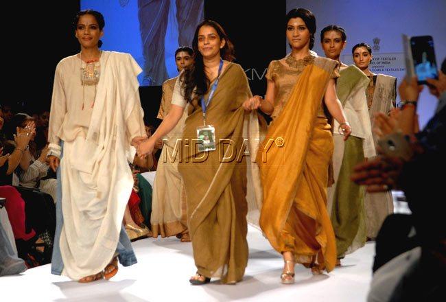 Konkana Sen Sharma with designer Anavila Misra (center) on the runway. The actress showcased designs from her latest collection Mohenjodaro. Pic/Shadab Khan