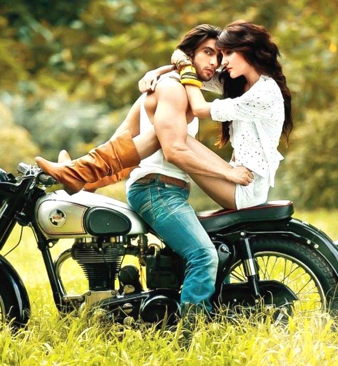 Ranveer Singh and Anushka Sharma: Their off-screen chemistry was as good as their on-screen one during the 'Band Baaja Baaraat' days. Sadly, it fizzled out rather swiftly. So much so that at an awards nomination event, Anushka went out of the way to avoid Ranveer.