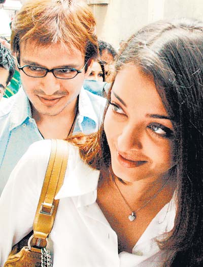 Vivek Oberoi and Aishwarya Rai: After a three-year relationship, Ash and VO parted ways in 2005. Ash's continued refusal to acknowledge their relationship publicly hurt Vivek deeply. She had also started seeing Abhishek Bachchan, which was apparently one of the reasons for the split.