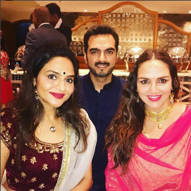 Madhoo with her niece-actress Esha Deol and her husband Bharat Takhtani.