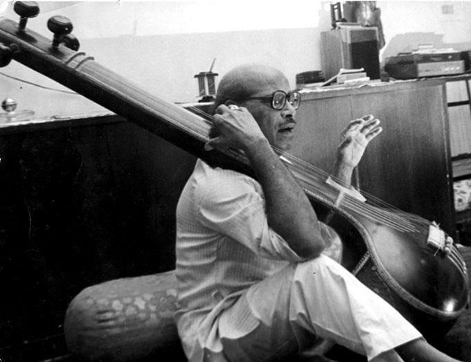During his school days, Manna Dey was famous for the pranks he used to mastermind. It was during his school days when he realised his passion for singing.