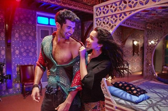 Aditya Roy Kapur and Shraddha Kapoor showed amazing chemistry in the reworked Hamma Hamma track in OK Jaanu last year. The original track was picturised on Manisha Koirala and Arvind Swamy in the film Bombay.