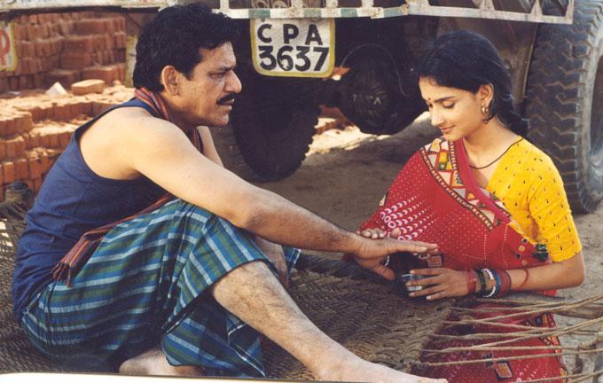Om Puri passed away tragically at his Oshiwara home on January 6, 2017. The Padma Shri awardee was found lying on the floor, bleeding from his head. It was later known that the actor had suffered a fatal heart attack.
In picture: Om Puri and Rajeshwari Sachdev in Triyacharitra