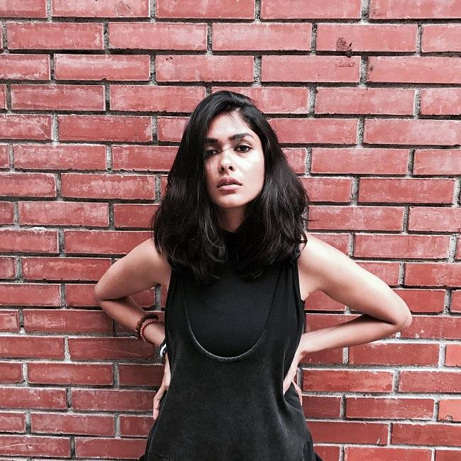 Mrunal Thakur was rumoured to be dating TV writer Sharad Chandra. However, reportedly, the couple parted ways.
