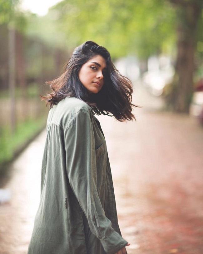 Mrunal Thakur showed her acting chops on the TV series, 'Mujhse Kuch Kehti Hai... Yeh Khamoshiyan.' She played Gauri in the show.
