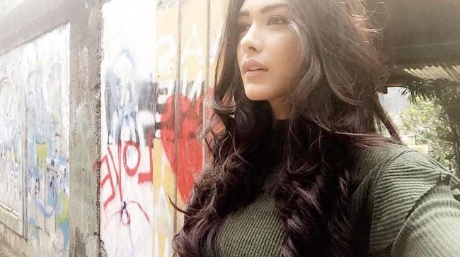 Mrunal Thakur's nickname is Goli and she is a jovial and fun-loving person in real life. Her Instagram account is filled with quirky captions. She loves reading books and photography. She creates an entire photo album whenever she goes on holiday.