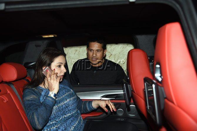 Anjali Tendulkar seems busy on the phone keeping Sachin Tendulkar waiting. Pic/Sameer Markande Anjali Tendulkar seems busy on the phone keeping Sachin Tendulkar waiting. Pic/Sameer Markande