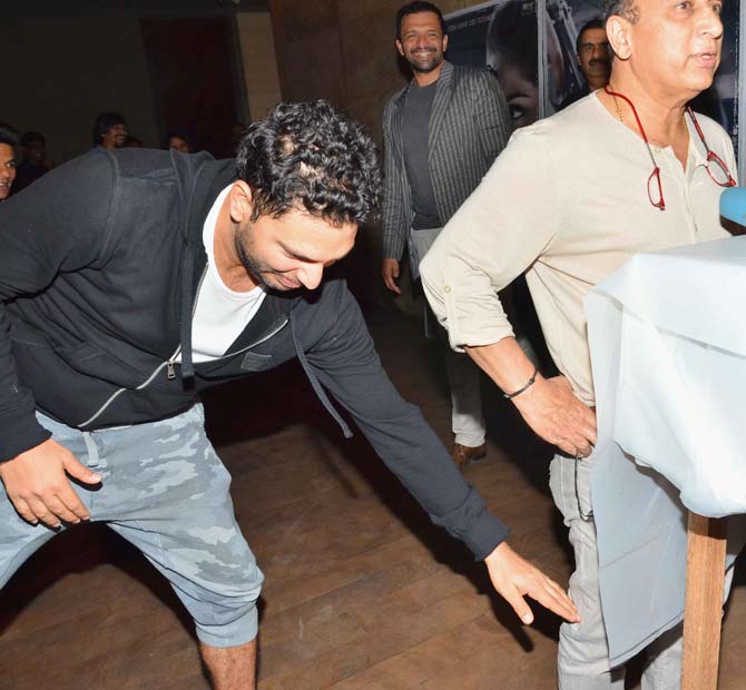 Yuvraj Singh snapped in a candid moment as he tries to touch Sunil Gavaskar`s feet Yuvraj Singh snapped in a candid moment as he tries to touch Sunil Gavaskar`s feet