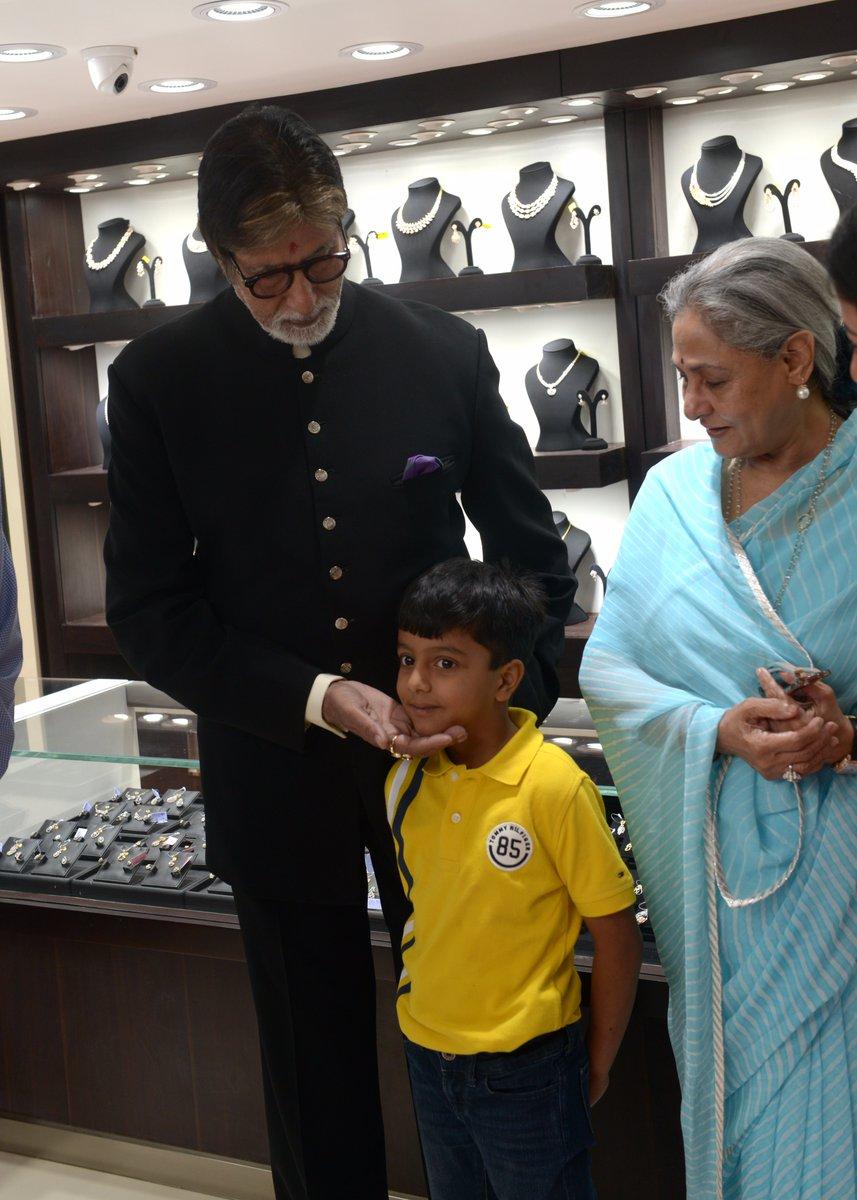 Amitabh Bachchan and Jaya Bachchan pose with a young fan.