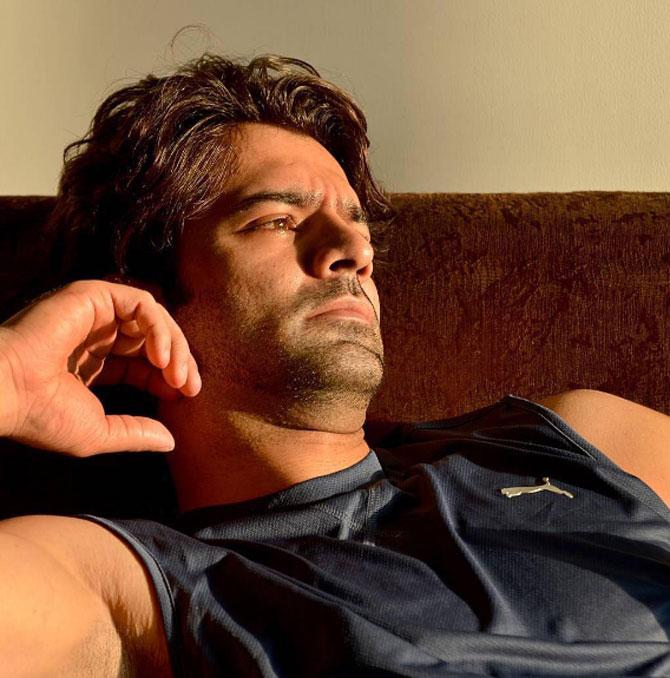 In the same year, Barun Sobti starred in Sony TV's Baat Hamari Pakki Hai, where he played a carefree, rich, spoilt brat Shravan Jaiswal.