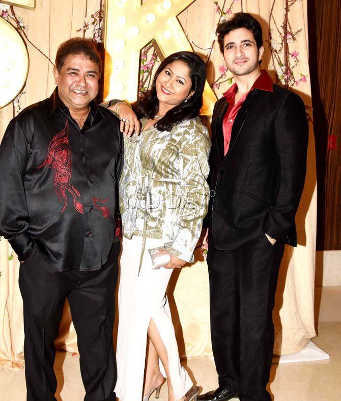 Ashiesh Roy with family  at Kishwer Merchantt and Suyyash Rai's wedding reception