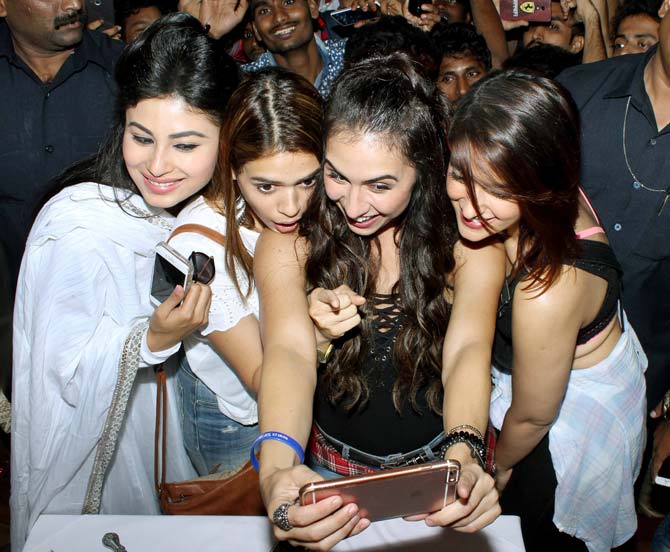 Mouni Roy, Shalmali Kholgade, Lauren Gottlieb and Ileana D'Cruz click a selfie