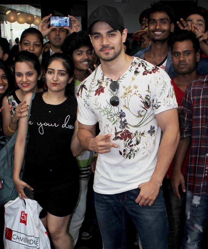 Sooraj Pancholi with fans