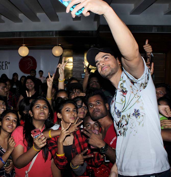 Sooraj Pancholi clicks selfie with fans