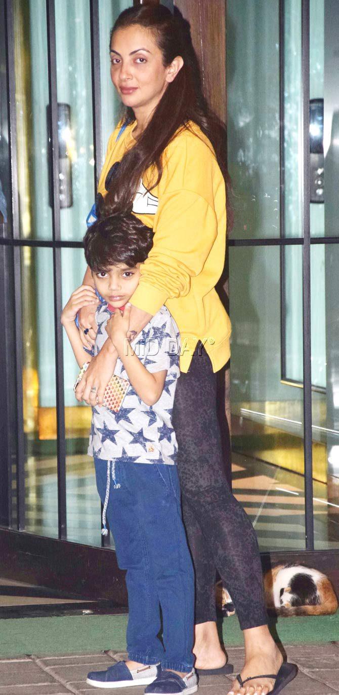 <p>Bollywood actor-director Sohail Khan`s wife Seema Khan with son Yohan at Salma Khan`s birthday bash in Mumbai. Pics/Yogen Shah</p>
