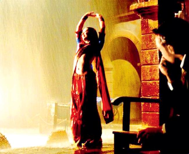 Behta hai man kahi from Chameli (2004): This Sandesh Shandilya composition features Sunidhi Chauhan's voice and has been picturised on lead actress Kareena Kapoor and her co-star, Rahul Bose. The song can easily be described as beautifully intoxicating. Kareena, of course, is at her sensuous best, as she sways to the music. The film, directed by Sudhir Mishra, is best known for this song.