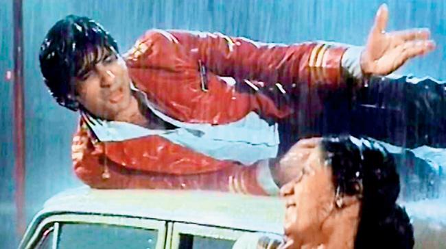 Aaj rapat jaaye toh from Namak Halal (1982): Who would have thought that Smita Patil had it in her to dance in such an uninhibited fashion. The pairing of Amitabh Bachchan and the late Smita Patil may have been slightly unusual, but they managed to pull off this romp in the rain admirably. The song, composed by Bappi Lahiri, has been sung by Asha Bhosle and Kishore Kumar.