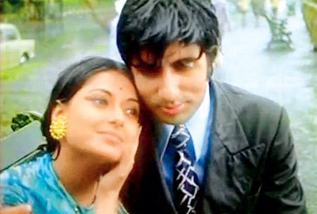 Rimjhim girey saawan from Manzil (1979): Any discussion on melodies based on Mumbai monsoons would be incomplete without this song. Amitabh Bachchan and Moushumi Chatterjee star in this song that has been shot in south Mumbai, against the backdrop of old Victorian buildings, open grounds and the Marine Drive promenade. Sung by Lata Mangeshkar and Kishore Kumar, the song has been composed by RD Burman.