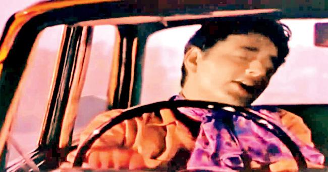 Tum jo mil gaye ho from Hanste Zakhm (1973): The magic of Mohammed Rafi, romance and rain can be a heady one. Picturised on Navin Nischal and Priya Rajvanshi, this 70s film became popular thanks to this song. This song has been composed by Madan Mohan.