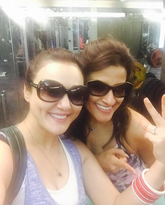 Gym selfies? Of course yes! Preity Zinta is posing with her friend and trainer Yasmin Karachiwala.