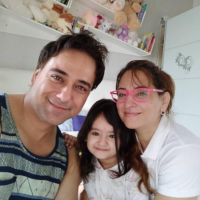 On the personal front, Rakshanda Khan got married to actor Sachin Tyagi in March 2014. The couple met on the sets of the dance reality show 'Kabhi Pyaar Kabhi Yaar' and just like the show's title they became partners in real life! This is Sachin's second marriage. He has two daughters from his first marriage.