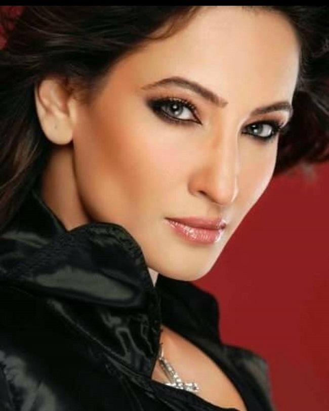 In 2003, Rakshanda Khan made her debut with the TV series Jassi Jaissi Koi Nahin. She instantly gained popularity for her role as Mallika Seth, a character with grey shades in the show.