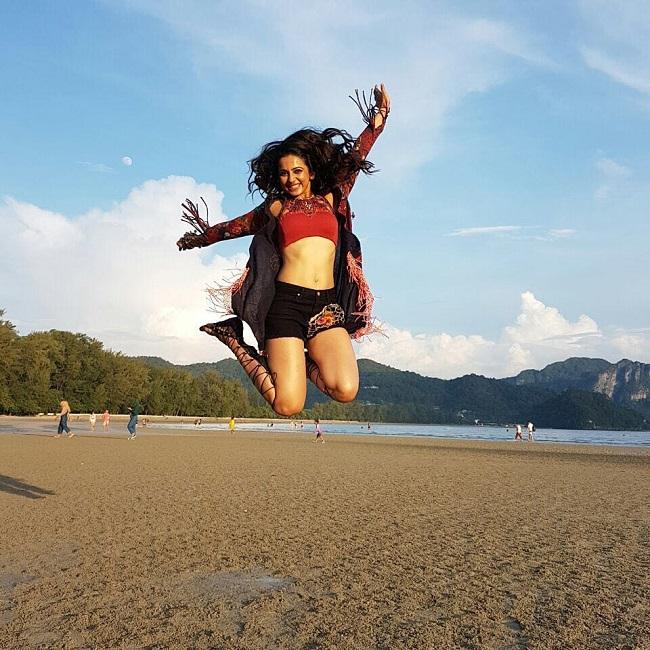 After her Bollywood debut Yaariyan (2014), Rakul Preet Singh veered towards the South industry only to resurface in Hindi cinema in 2018 with Aiyaary, that starred Sidharth Malhotra and Manoj Bajpayee in pivotal roles.