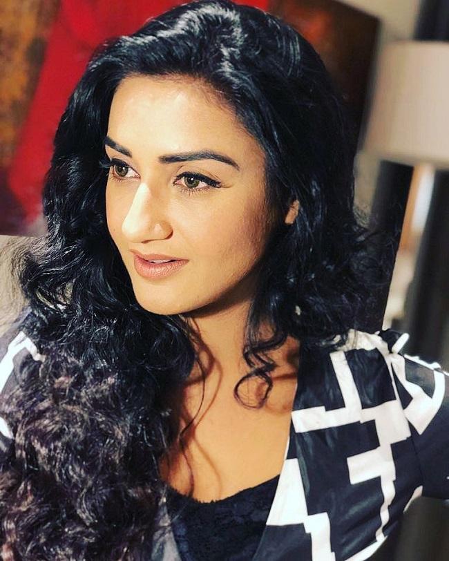 Though in 2007, she made a lot of small-screen appearances in shows like C.I.D, Raat Hone Ko Hai and Har Ghar Kuch Kehta Hai, Rati Pandey became a household name with the show Miley Jab Hum Tum.