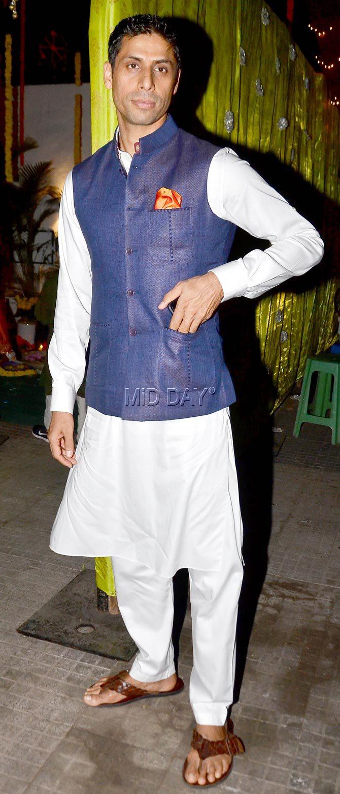 Ashish Nehra arrives for Zaheer Khan and Sagarika Ghatge`s mehendi ceremony Ashish Nehra arrives for Zaheer Khan and Sagarika Ghatge`s mehendi ceremony