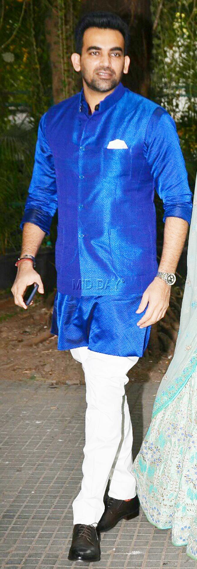 Zaheer Khan arrives for the mehendi ceremony (Pics/ Yogen Shah) Zaheer Khan arrives for the mehendi ceremony (Pics/ Yogen Shah)