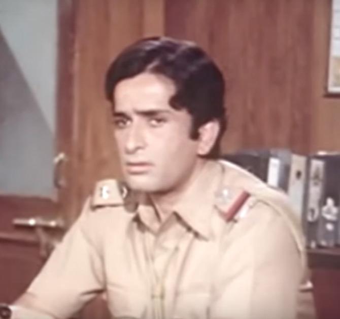 Shashi Kapoor dialogue of 'Bhai tum sign karoge ya nahi' was yet another of iconic dialogue from the film Deewar.