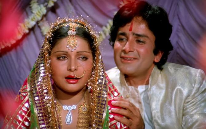 Shashi Kapoor played Rakhee's first husband in Kabhie Kabhie and his dialogue melted our hearts, 'Main zara romantic kisam ka aadmi hoon ... shaadi ke baad ishq karna toh chhod diya hai ... is liye biwi se romance karke kaam chala leta hoon'.