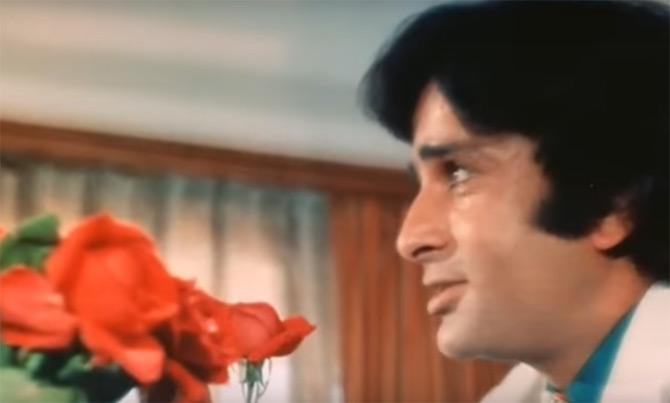 Shashi Kapoor had a wonderful dialogue for the nationalistic souls in Roti, Kapda Aur Makaan, 'Yeh mat socho ke desh tumhe kya deta hai ... socho yeh ke tum desh ko kya de sakte ho'.
