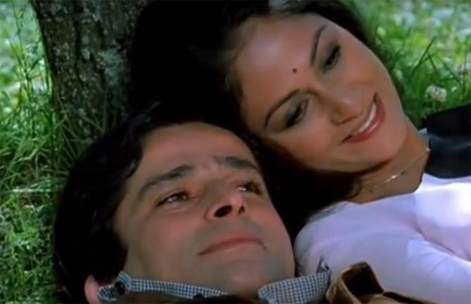 Shashi Kapoor romanced Jaya Bachchan in Silsila and a wonderful, soul-stirring dialogue in the film, 'Hum gayab hone waalo mein se nahi hai ... jahan jahan se guzharte hai jalwe dikhate hai ... dost toh kya, dushman bhi yaad rakhte hai'.