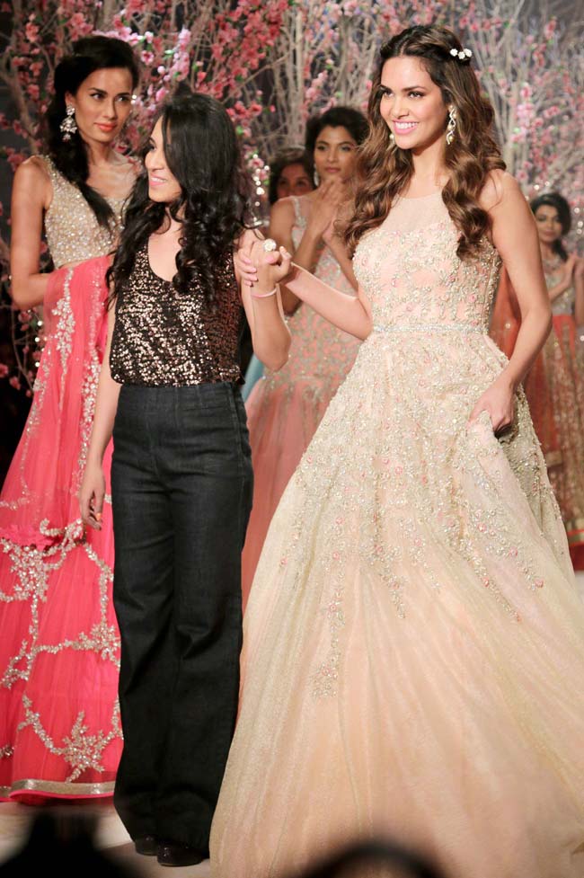 Esha Gupta walked for Jyotsna Tiwari as a coy bride in a stunning outfit