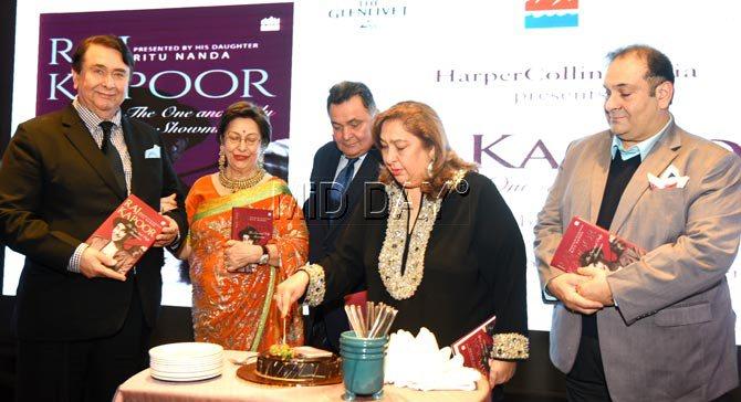Ritu Nanda with siblings Randhir Kapoor, Raj Kapoor, Reema Jain and Rajiv Kapoor during the celebratory cake cutting at the launch of her book 'Raj Kapoor: The One and Only Showman' in Delhi