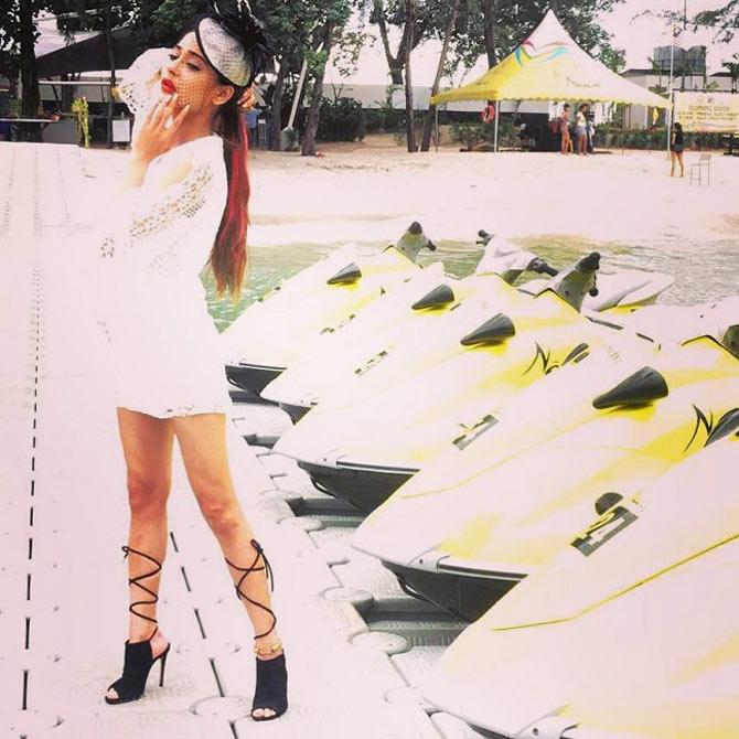 Sara Khan also follows fashion trends. The good thing is - be it western or Indian, every outfit suits her!