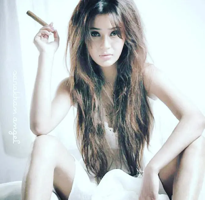 Sara Khan has worked on the Pakistani TV shows 'Yeh Kaisi Mohobbat Hai' and 'Bekhudi'!