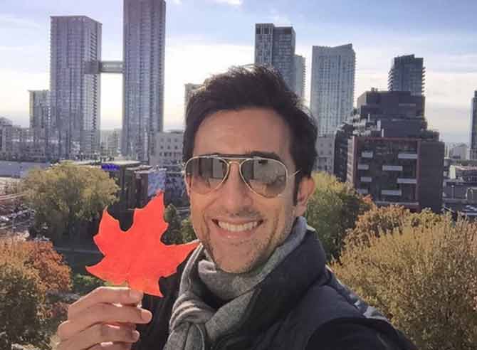 You may be surprised to know that Rahul Khanna, who seldom has displayed his dancing skills to his fans, was part of Shiamak Davar's dance troop in the 1980s