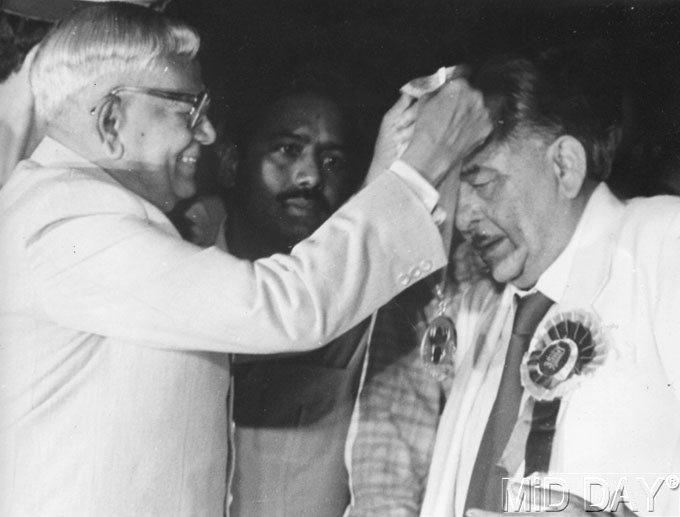 Raj Kapoor received one of his many honours from former President R Venkataraman. Kapoor was awarded the Padma Bhushan in 1971 and the Dadasaheb Phalke Award in 1987