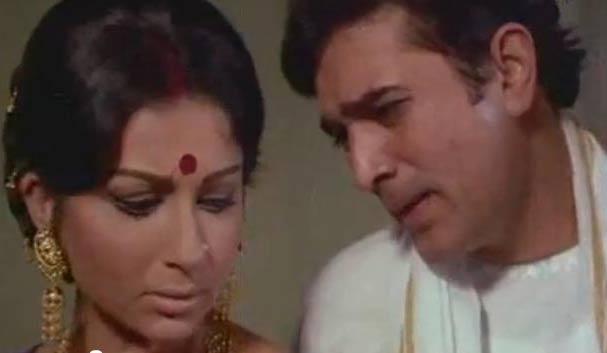 'Amar Prem': Pushpa mujhse ye aansu dekhe nahi jaate. I hate tears: Rajesh Khanna to Sharmila Tagore from the film