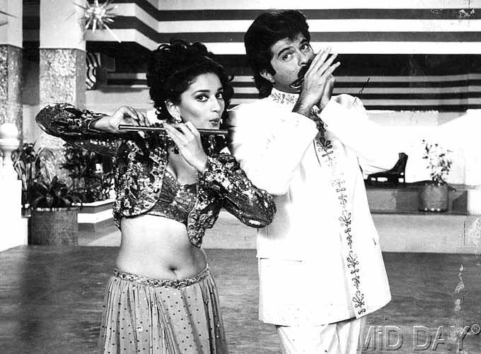 Madhuri Dixit and Anil Kapoor in Kishen Kanhaiya (1990). They have starred together in Hifazat (1987), Tezaab (1988), Parinda (1989), Ram Lakhan (1989), Jeevan Ek Sanghursh (1990), Pratikar (1991), Khel (1992), Zindagi Ek Juaa (1992), Beta (1992), Rajkumar (1996) and Pukar (2000).