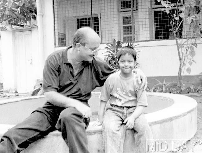 Anupam Kher is very fond of kids. Some years back Anupam Kher had even hosted a chat show featuring kids, titled Say Na Something to Anupam Uncle.