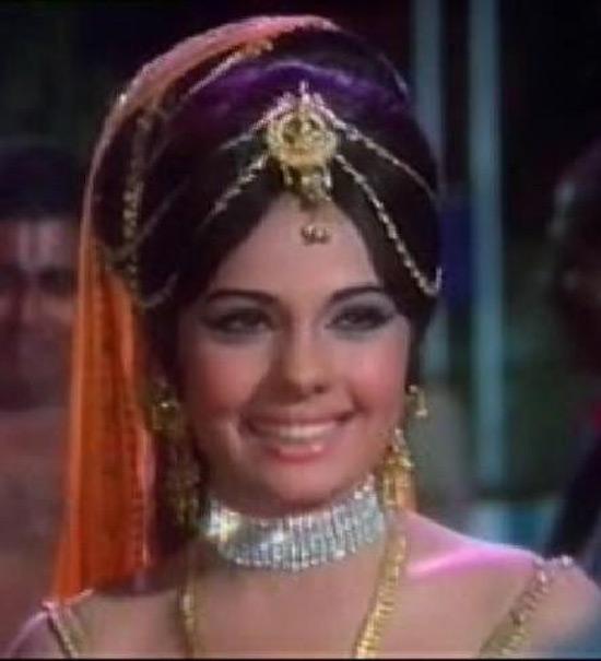At the age of 7, Mumtaz starred in Yasmin (1955) and then later also appeared in Lajwanti (1958), Sone Ki Chidiya (1958) and Stree (1961). Well, it won't be wrong to say that acting was in Mumtaz's genes, as her mother Naaz was also an actress