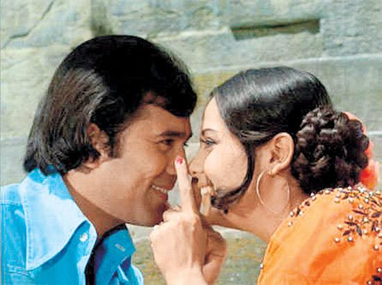 Mumtaz and Rajesh Khanna's chemistry was legendary. They did eight films together, and all of them clicked at the box office. One of the most popular songs of the duo is 'Jai Jai Shiv Shankar'