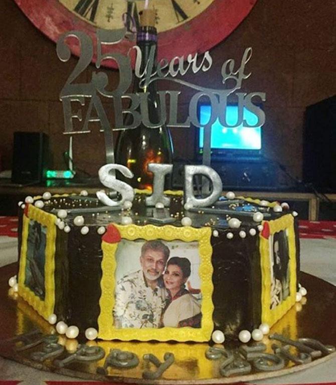 This photo is from Kimi Katkar's son Siddharth's 25th birthday celebration. In the picture, we see a photo of Kimi Katkar and her husband Shantanu on the cake.