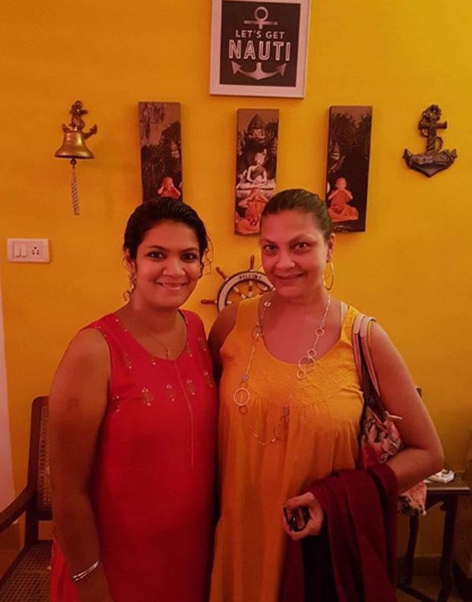 Kimi Katkar spotted at a food festival sans make-up. Doesnt she look unrecognisable in this picture?
